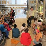 Kinder besichtigen die Fux-Orgel in der Klosterkirche Fürstenfeld