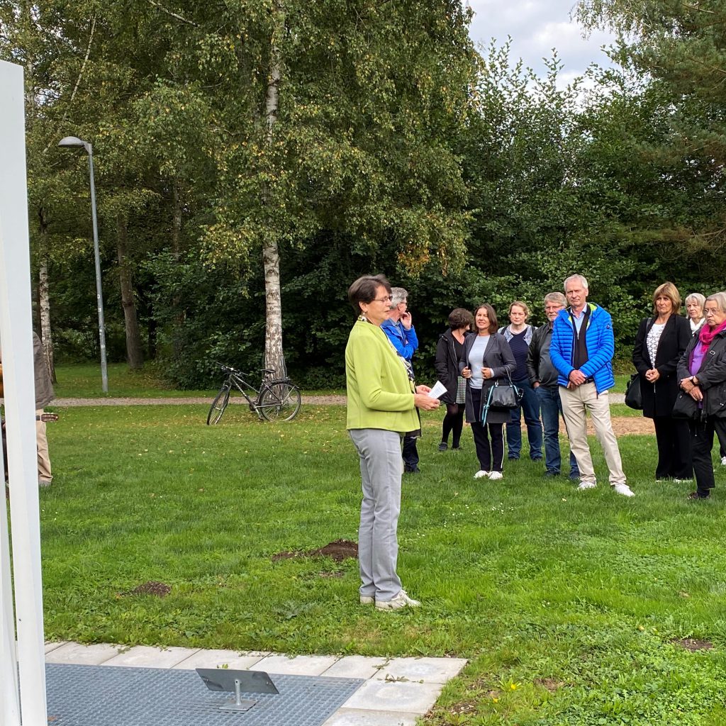 Stele Quadrat/Ben Muthofer, Frau Schleicher begrüßt die Gäste