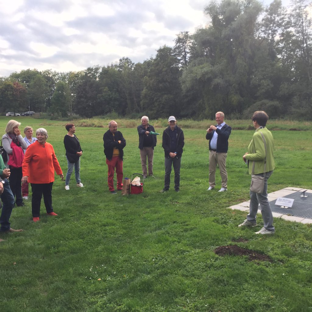 Stele Quadrat/Ben Muthofer, Frau Schleicher begrüßt die Gäste