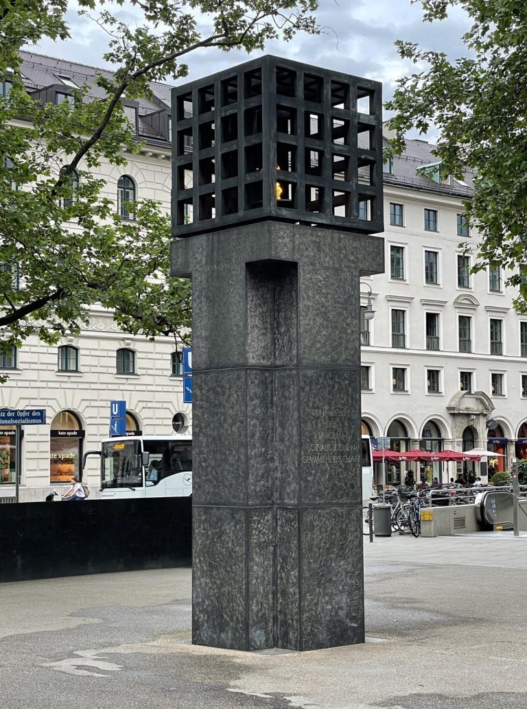 Denkmal von Andreas Sobeck am Platz der Opfer des Nationalsozialismus in München