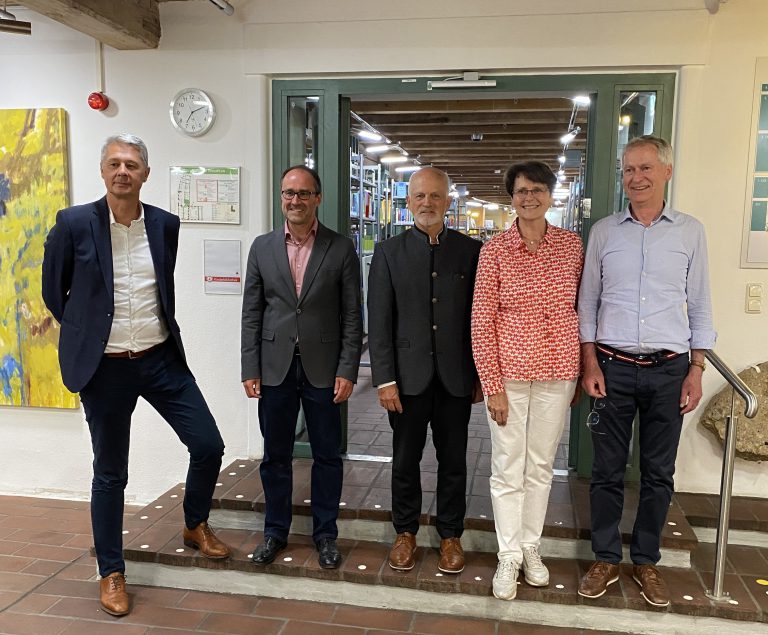 Foto von links nach rechts: Jan Hoppenstedt (Geschäftsführer der Stadtwerke Fürstenfeldbruck), Kreisheimatpfleger Florian Jung, Oberbürgermeister Erich Raff, Karin Schleicher und Manfred Vögele (zweite Vorsitzende und erster Vorsitzender des Kulturvereins Fürstenfeldbruck)