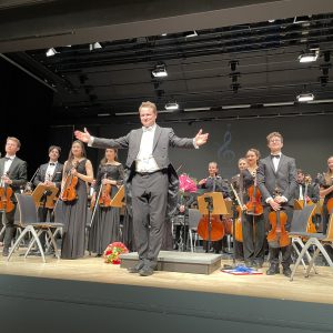 Konzert ‚Junge Stars‘ 04/03/2023 mit der Neuen Philharmonie München unter Leitung von Johannes Zahn