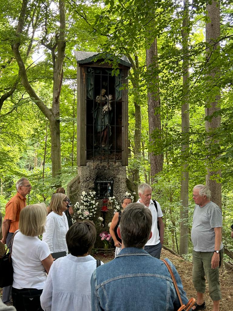 (Petra Vögele mit Besuchern vor der Mariensäule