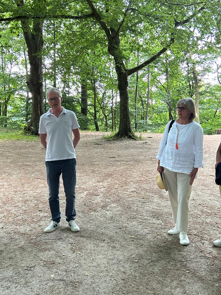 Petra Vögele und Manfred Vögele begrüßen die Teilnehmer auf dem Engelsbergplateau