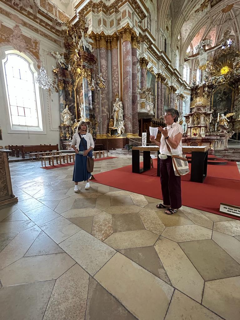 Kreisheimatpflegerin Susanne Poller beschreibt an vielen Beispielen die denkmalpflegerische Maxime, möglichst vieles so zu belassen, wie es ist. 