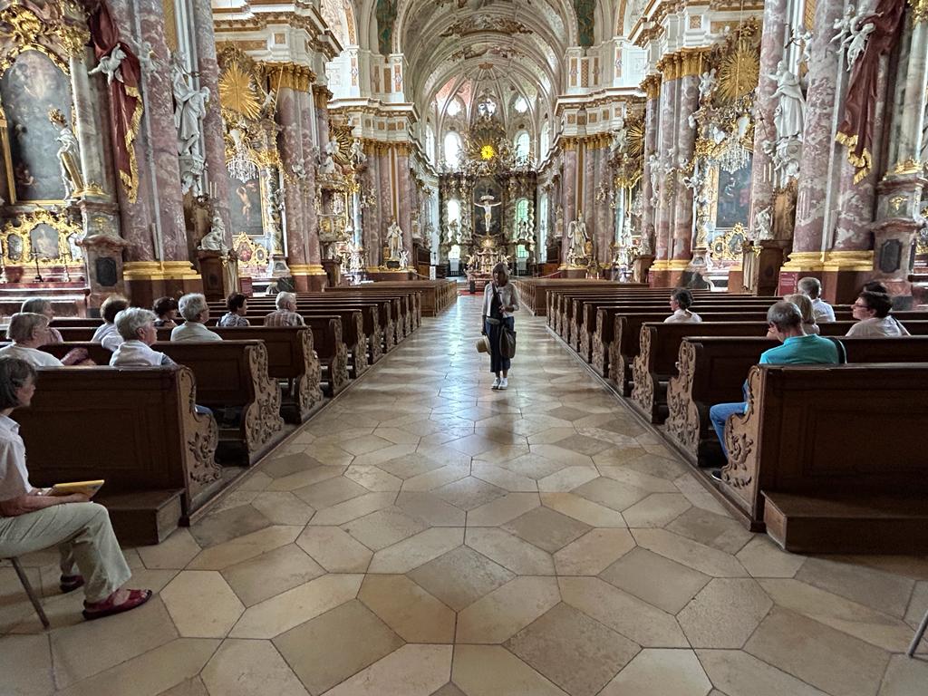 Petra Vögele begrüßt die Teilnehmer in der Klosterkirche